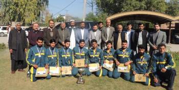 Advisor to CM Hon. Ziaullah Bangash distributing cash prizes among winners of Sports Gala Trournament of BISE Malakand.